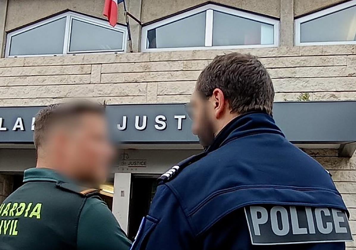 Un agente de la Guardia Civil habla con un policía francés.