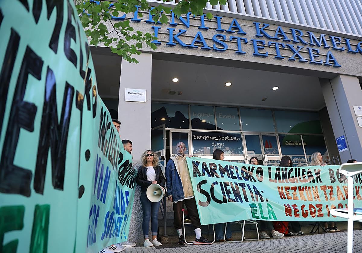 La concentración llevada a cabo este martes por los trabajadores de Scientia Karmelo Ikastetxea.