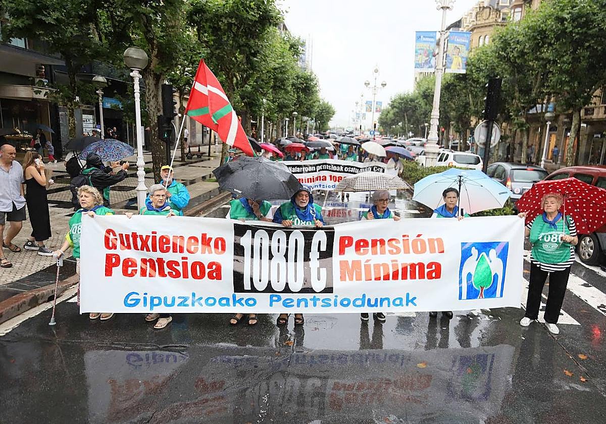 Manifestación de pensionistas por las calles de San Sebastián.