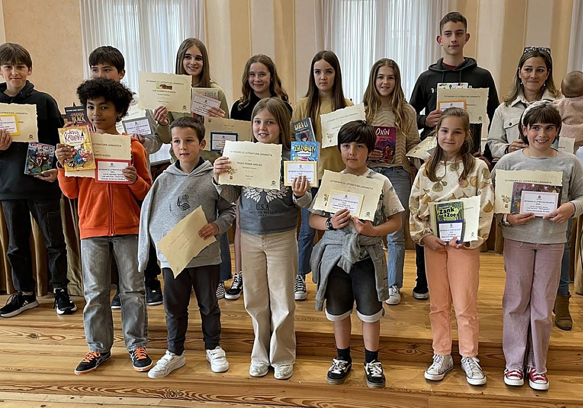 Literatur Lehiaketako 23. edizioan garaile izan direnak udaletxeko batzar aretoan sariak jasota.