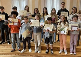 Literatur Lehiaketako 23. edizioan garaile izan direnak udaletxeko batzar aretoan sariak jasota.