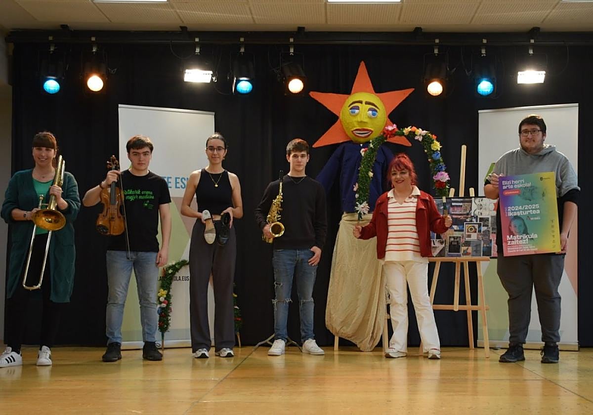 Alumnado de Herri Arte Eskola y el presidente del centro, Aitor Zorzano.