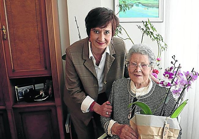 La edil Mariaje Idoeta le regaló una orquídea por su cumpleaños.
