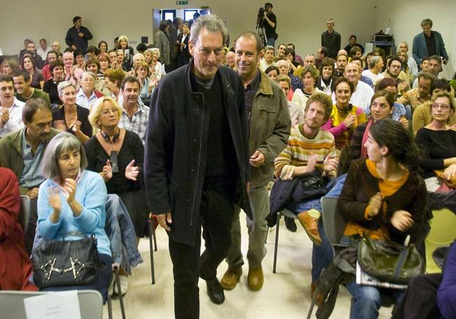 Paul Auster, entrando en el centro cultura de Okendo.