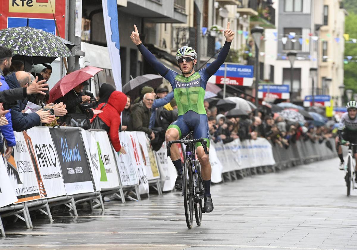 Daniel Cavia levanta los brazos tras imponerse en la Santikutz Klasika en Legazpi.