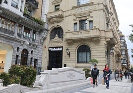 Sede actual del Sabadell en la avenida de la Libertad de Donostia, con dos inscripciones en piedra del Banco Guipuzcoano