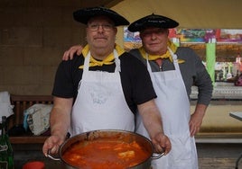 Los ganadores del concurso de bacalao posan con sus txapelas tras su victoria.