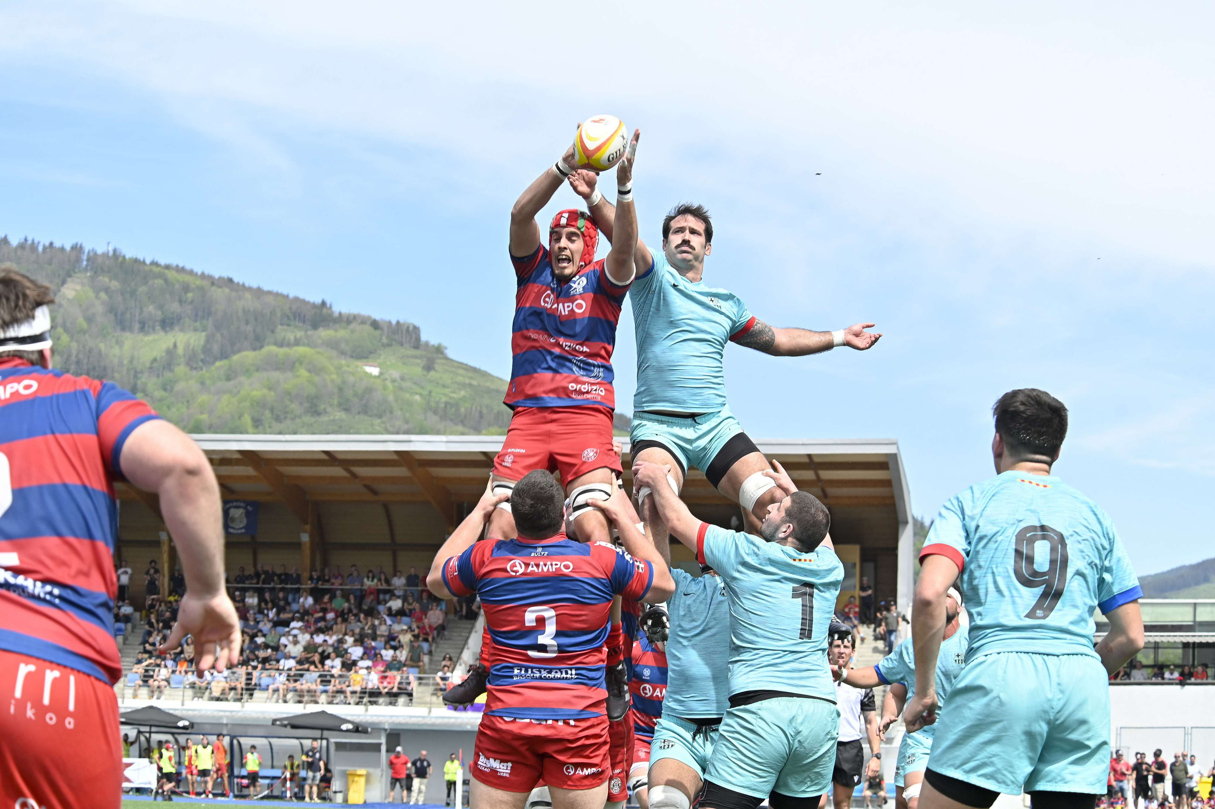 'Touche' entre el Ampo Ordizia y el Barcelona.