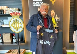 Josema Martínez, nieto de 'Don Sincero' posa con la camiseta conmemorativa similar a la de 1924 y con la Copa, a su espalda.