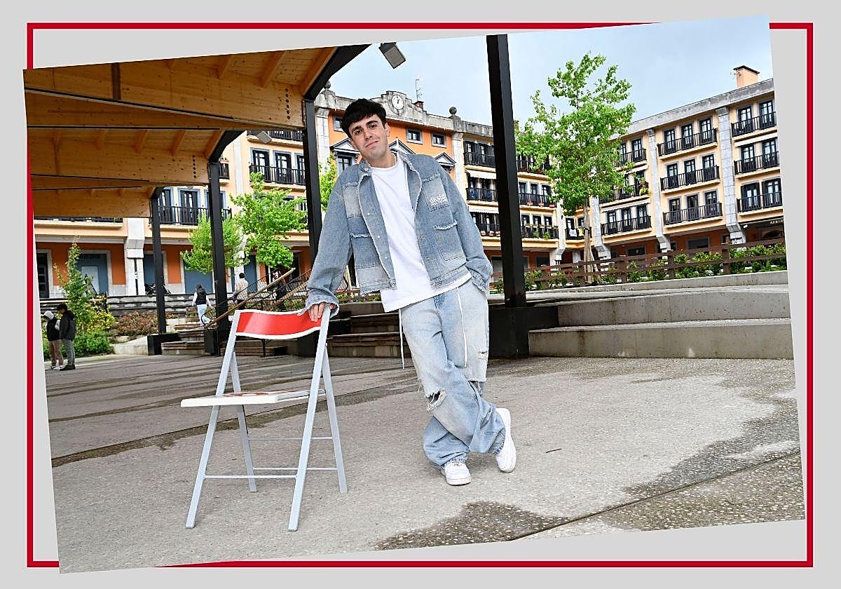 El influencer anoetarra Iker Álvarez, con más de medio millón de seguidores en redes sociales, posa en la plaza de Anoeta.