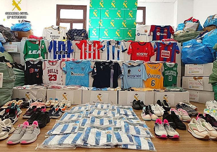 Equipaciones falsificadas de clubes deportivos, entre ellos de la Real Sociedad, intervenidas a los detenidos