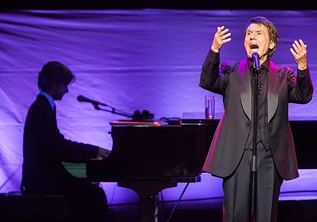 Raphael actuando en el Teatro Victoria Eugenia