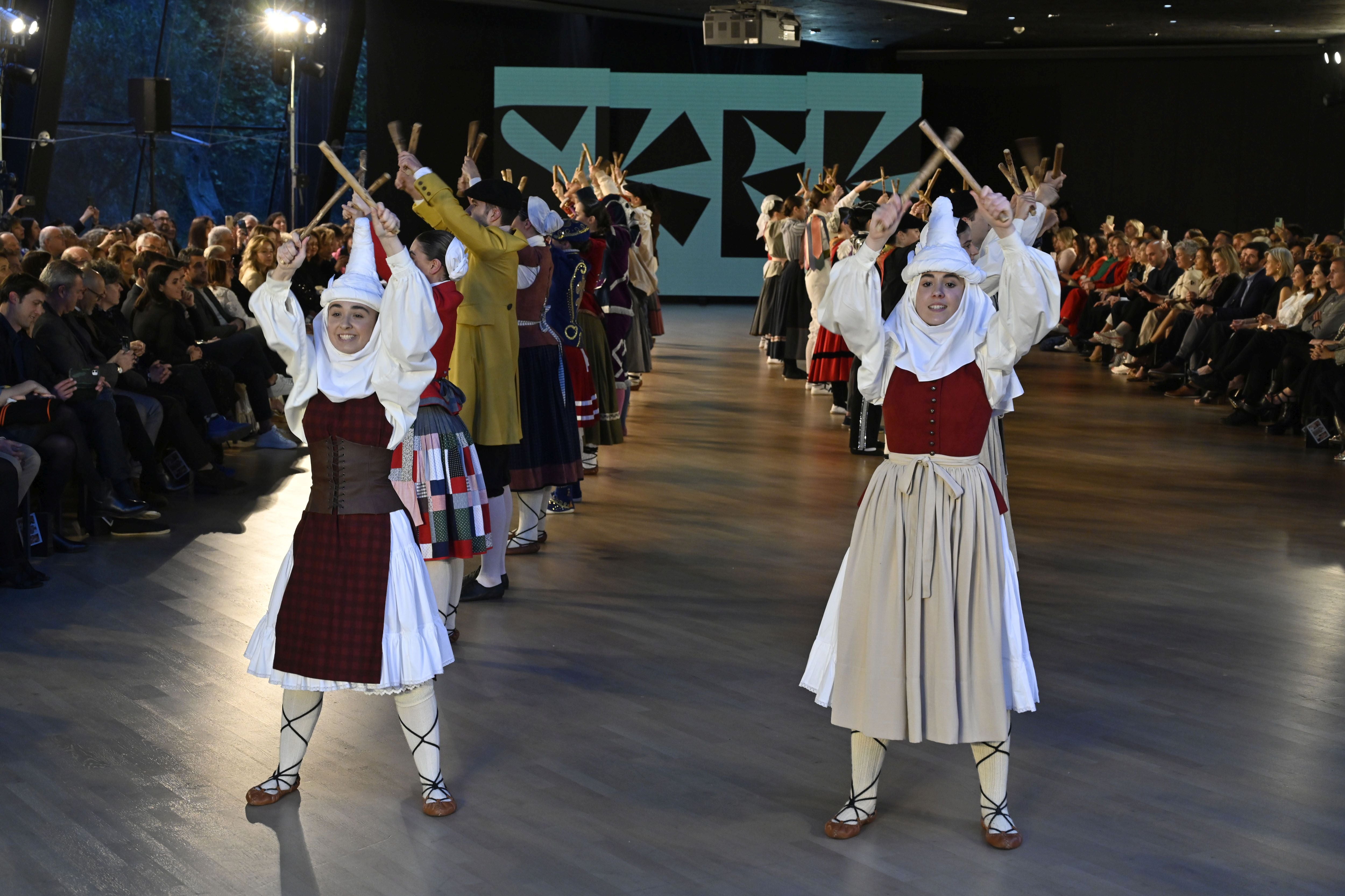 El desfile de SKFK en Getaria