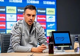 El entrenador del Eibar femenino, Yerai Martin, durante la rueda de prensa de ayer en Ipurua.