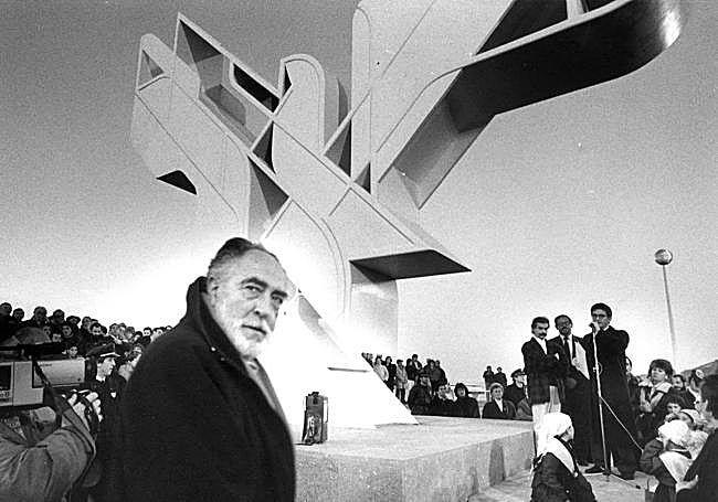 Basterretxea en la inauguración de la Paloma de la Paz en su primer emplazamiento, en la desembocadura del Urumea, en 1990.