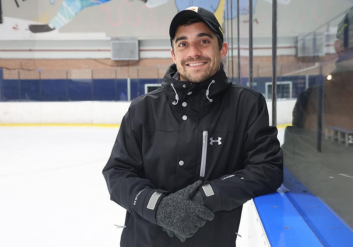 Javier Fernández posa ayer en el Palacio del Hielo de Donostia.