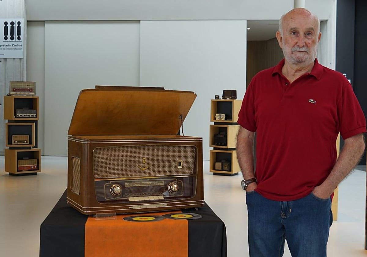 Javier Soler con una de las radios antiguas que mostrará en la sala de exposiciones de Kultur Etxea hasta el día 19.
