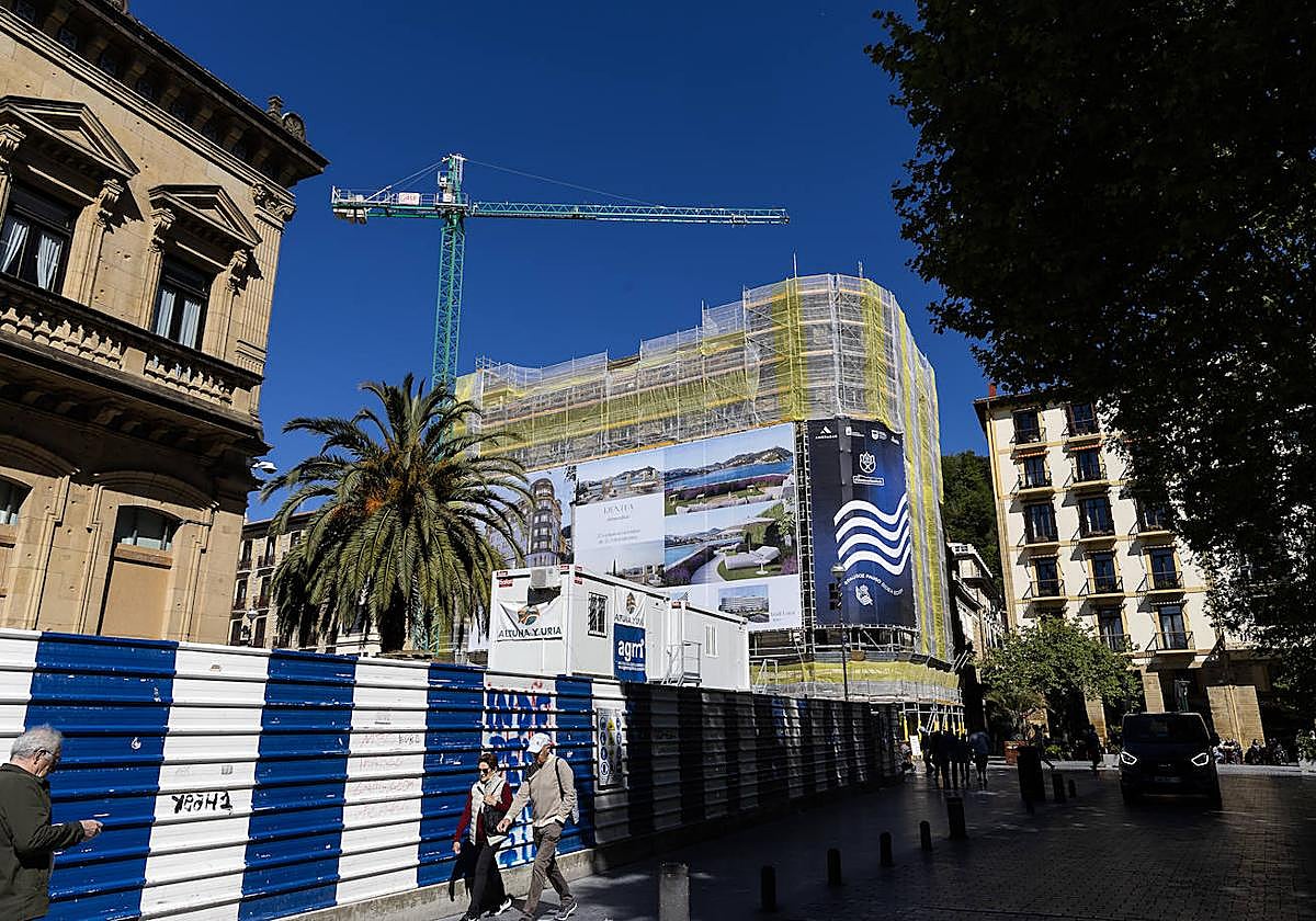 Un edificio en obras en el Boulevard.