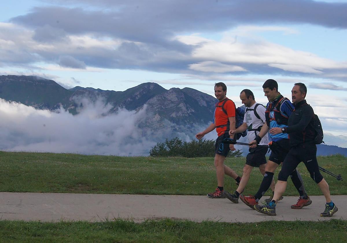 Mientras los participantes de la marcha tolosarra avanzan por tierras de Gorriti, al fondo pueden ver la línea de las Malloak.