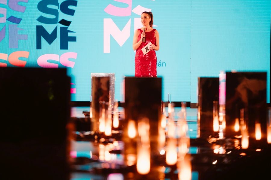 Simorra seduce en Balenciaga