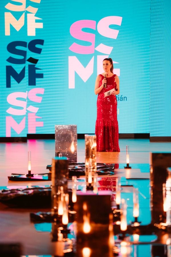 Simorra seduce en Balenciaga