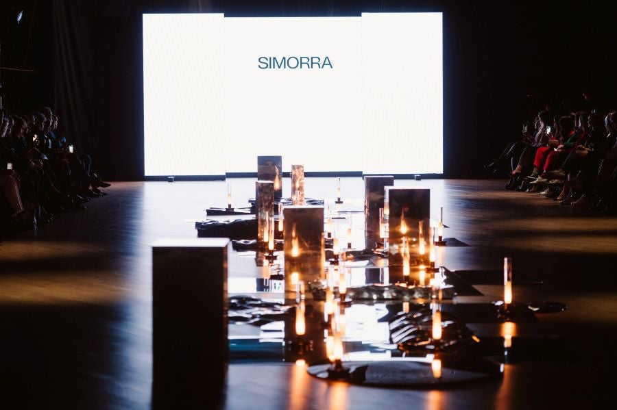 Simorra seduce en Balenciaga