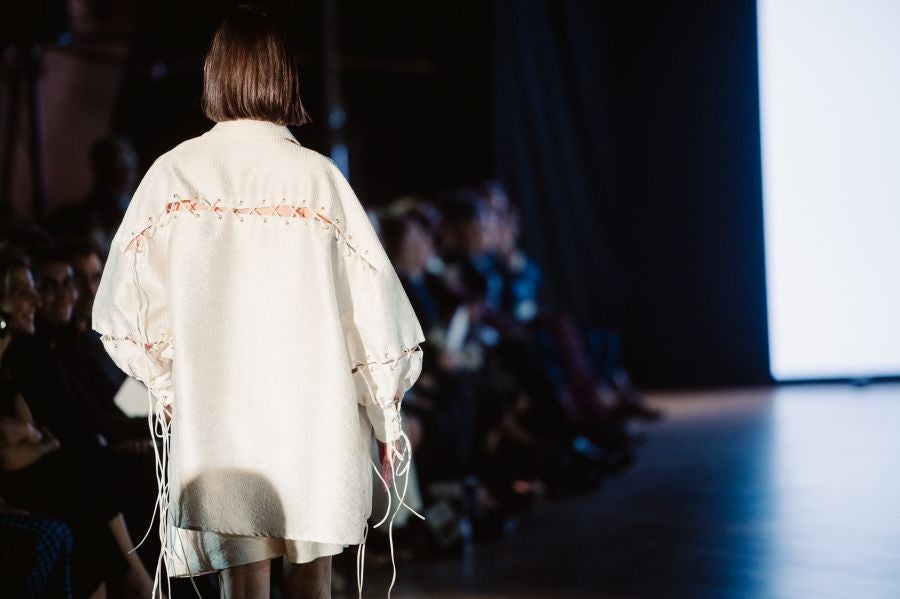 Simorra seduce en Balenciaga