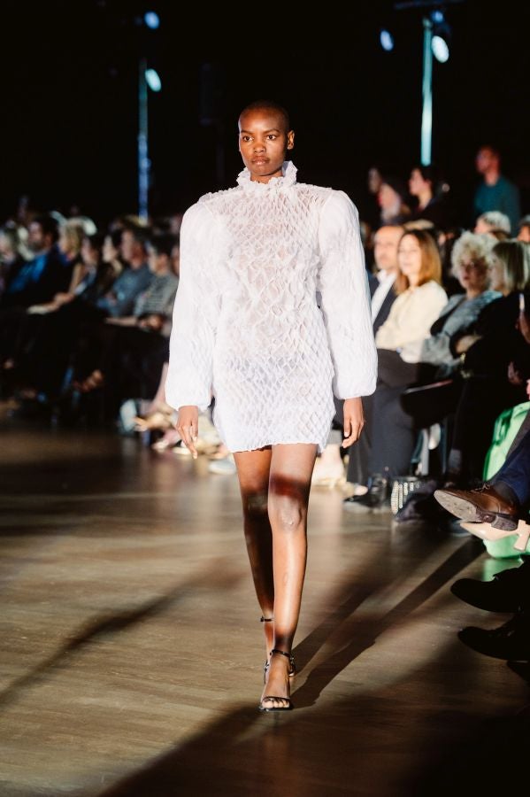 Simorra seduce en Balenciaga