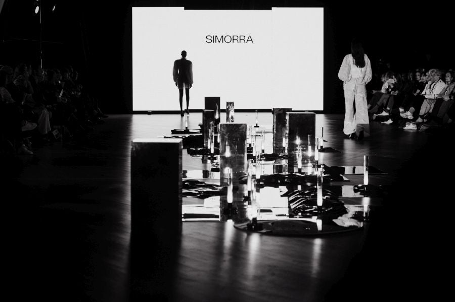 Simorra seduce en Balenciaga