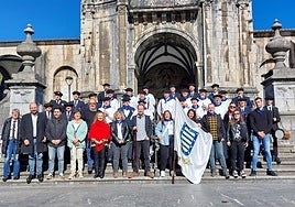 La corporación municipal, junto a los txistularis y escopeteros, posan con la bandera de Andoain.