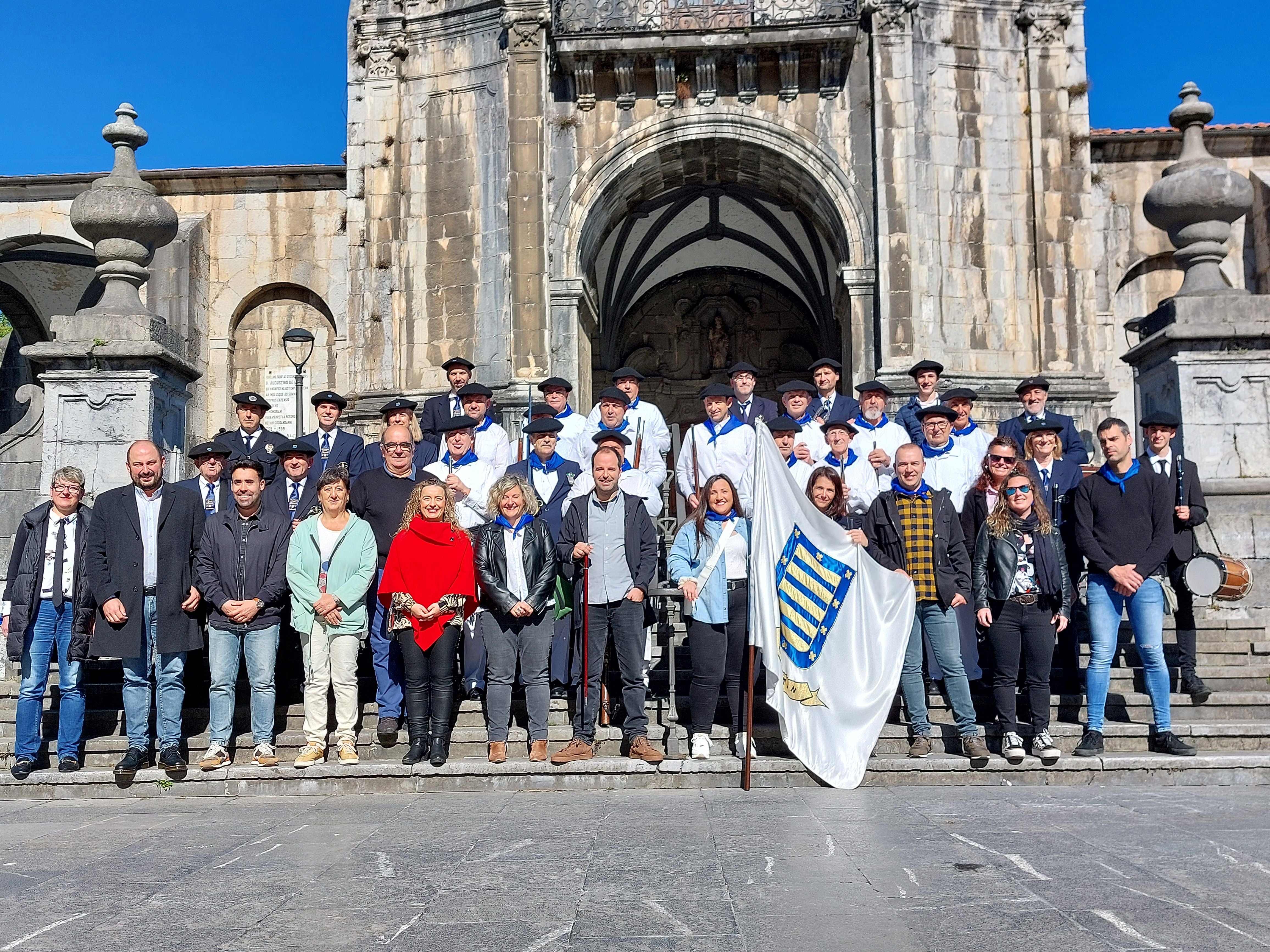 La corporación municipal, junto a los txistularis y escopeteros, posan con la bandera de Andoain.