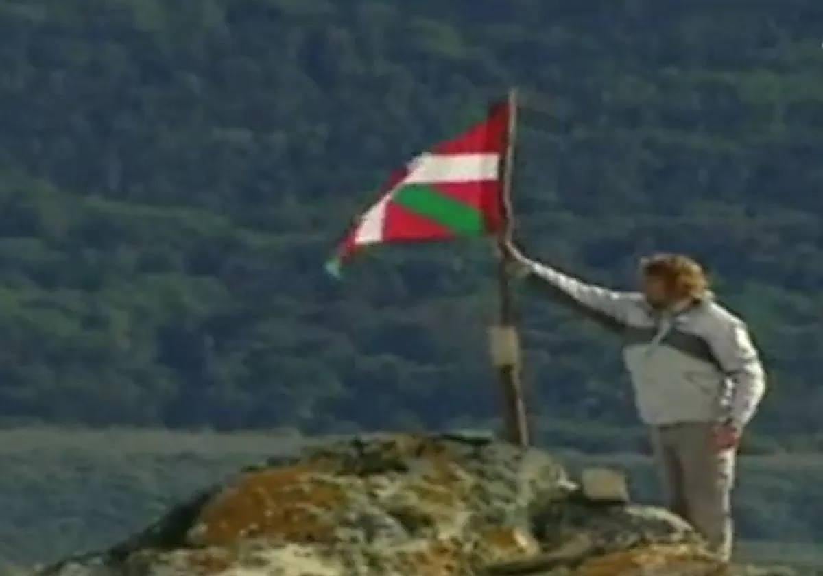 Julian Iantzi, con la ikurriña en la primeras ediciones de El Conquis.