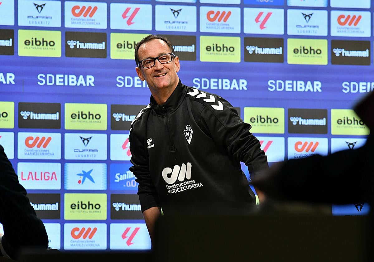 Joseba Etxeberria, este viernes en la sala de prensa de Ipurua.