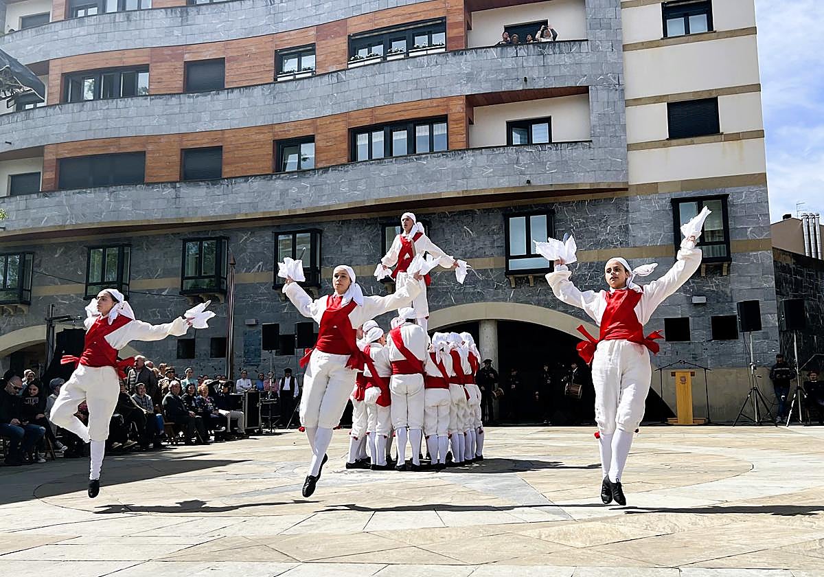Dantzaris de Sustraiak interpretaron de manera impecable el baile de espada.