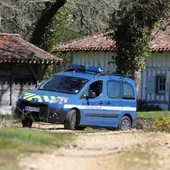 Miembros de la Gendarmeria francesa buscan el cuerpo de 'Naparra' en Mont-de-Marsan en 2017.