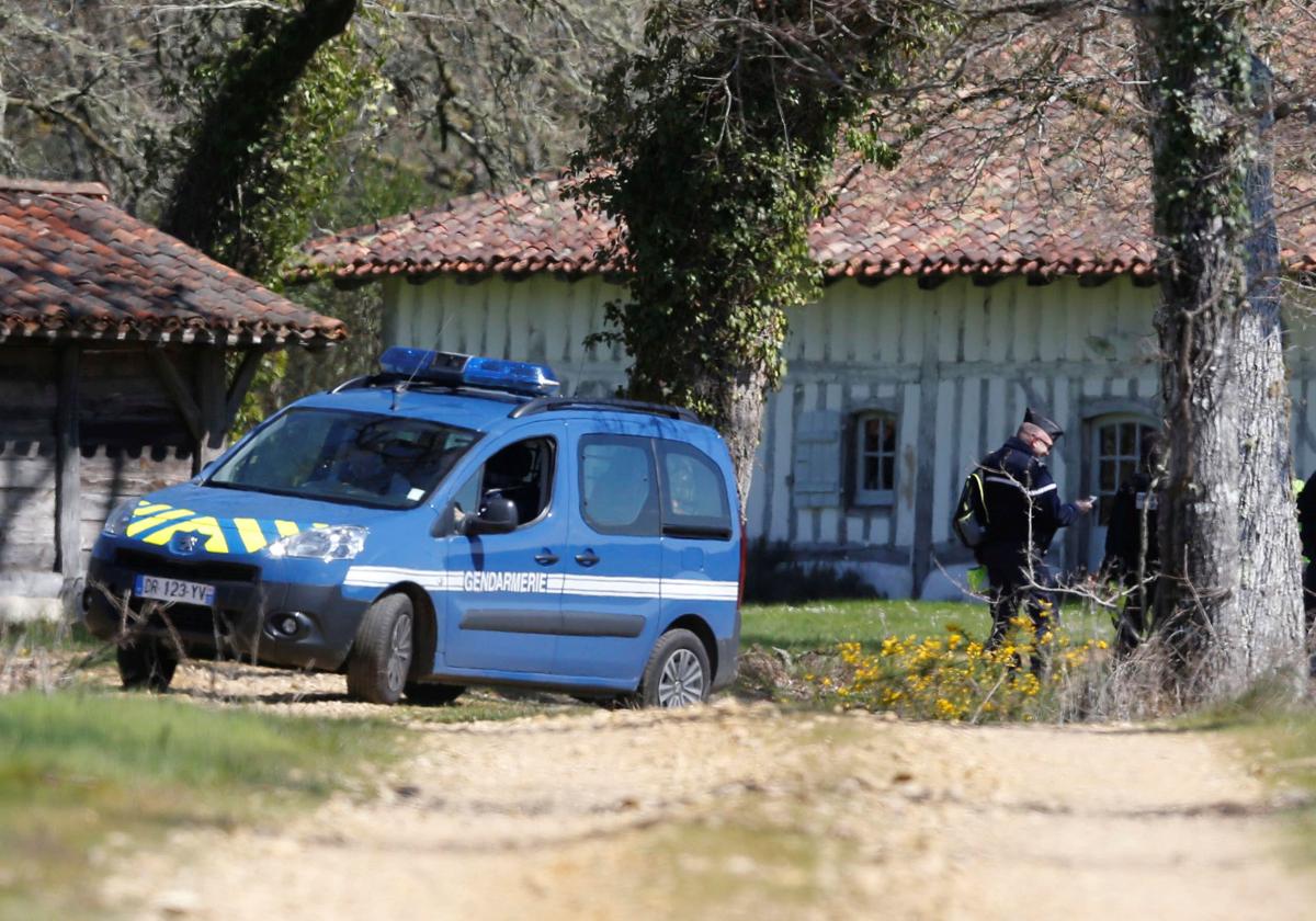 Miembros de la Gendarmeria francesa buscan el cuerpo de 'Naparra' en Mont-de-Marsan en 2017.