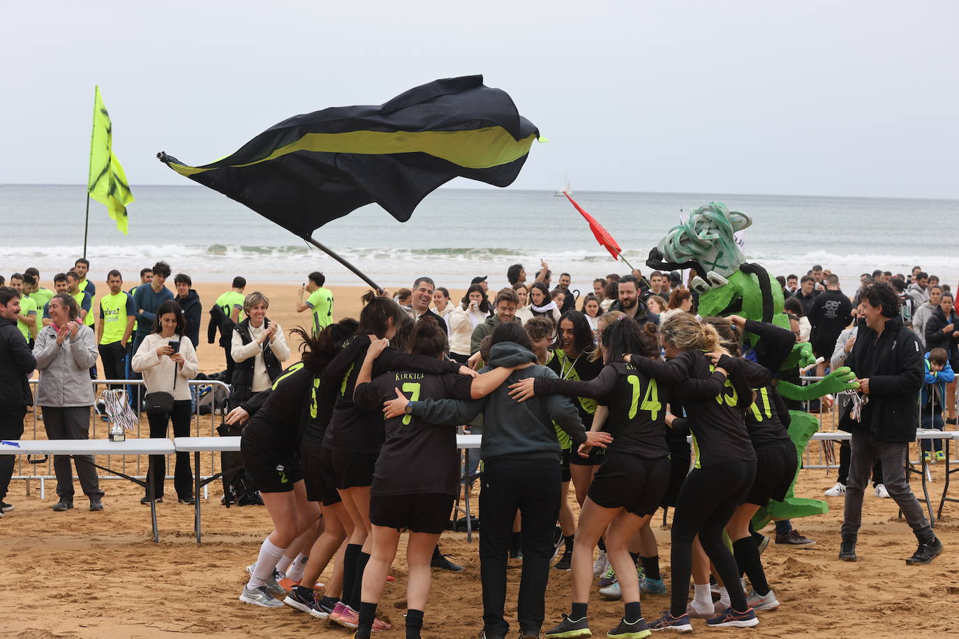 Gran ambiente en las finales del Campeonato de Fútbol Playero de Zarautz