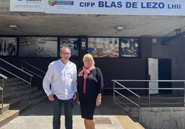 El alcalde Teo Alberro y la directora del centro de formación marítimo Blas de Lezo, Ana María Manzano, animan a estudiar los ciclos en euskera.