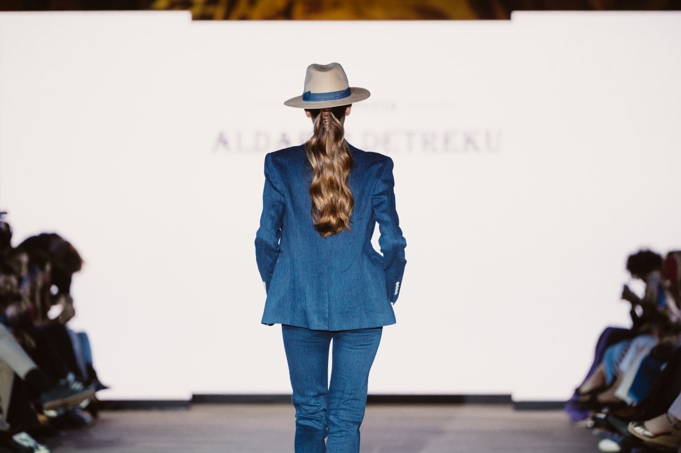 Elegancia sobre la pasarela de la mano de Sastrería Aldabaldetreku