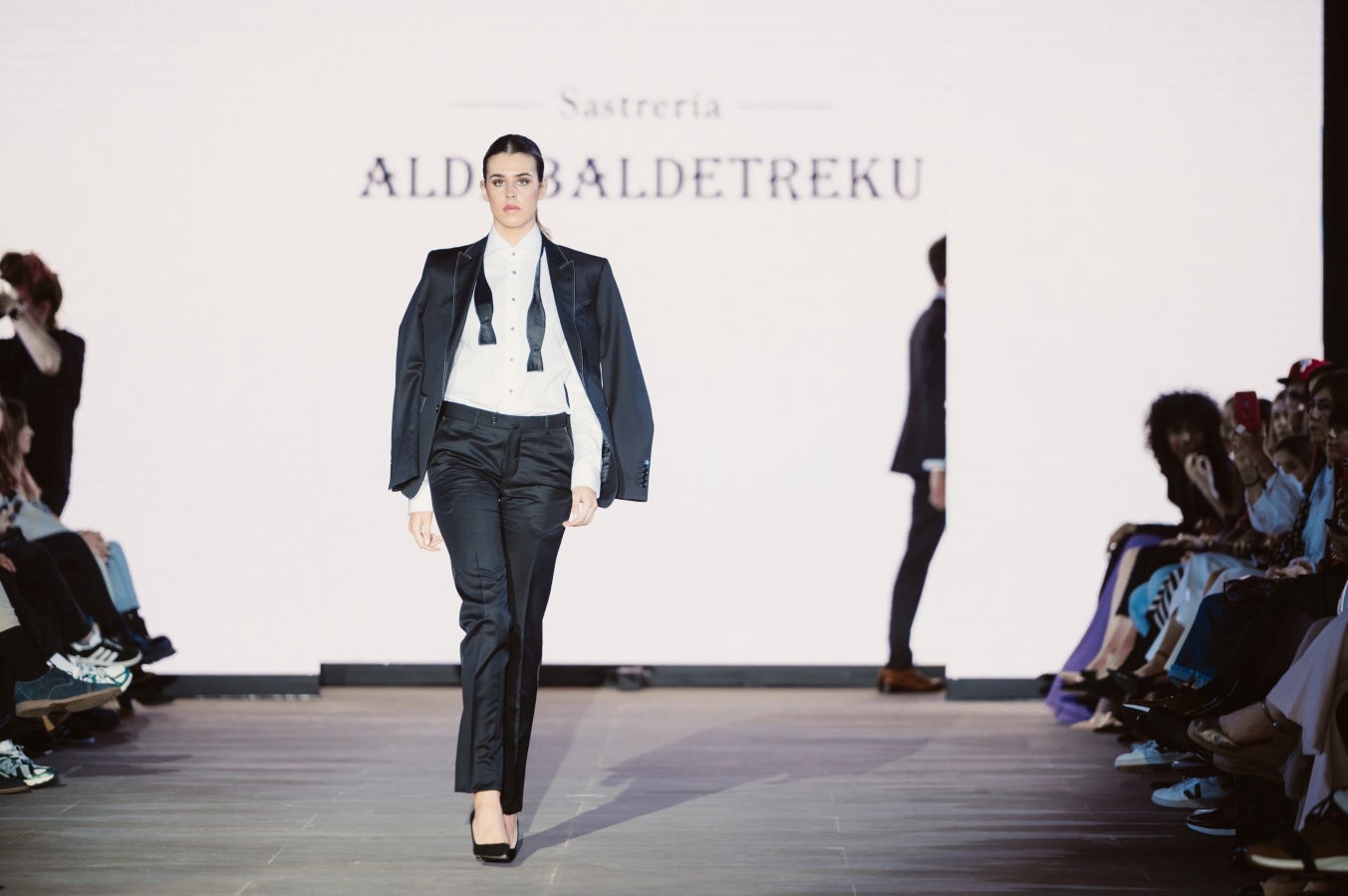 Elegancia sobre la pasarela de la mano de Sastrería Aldabaldetreku
