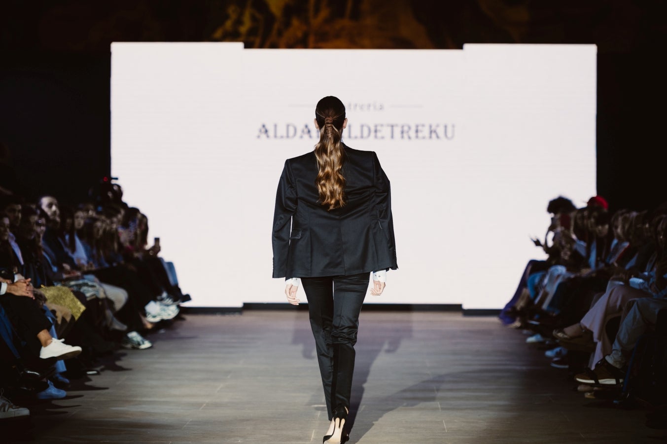 Elegancia sobre la pasarela de la mano de Sastrería Aldabaldetreku