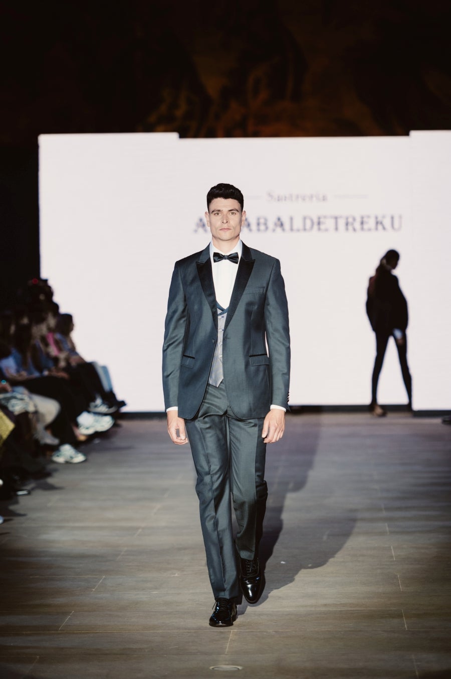 Elegancia sobre la pasarela de la mano de Sastrería Aldabaldetreku