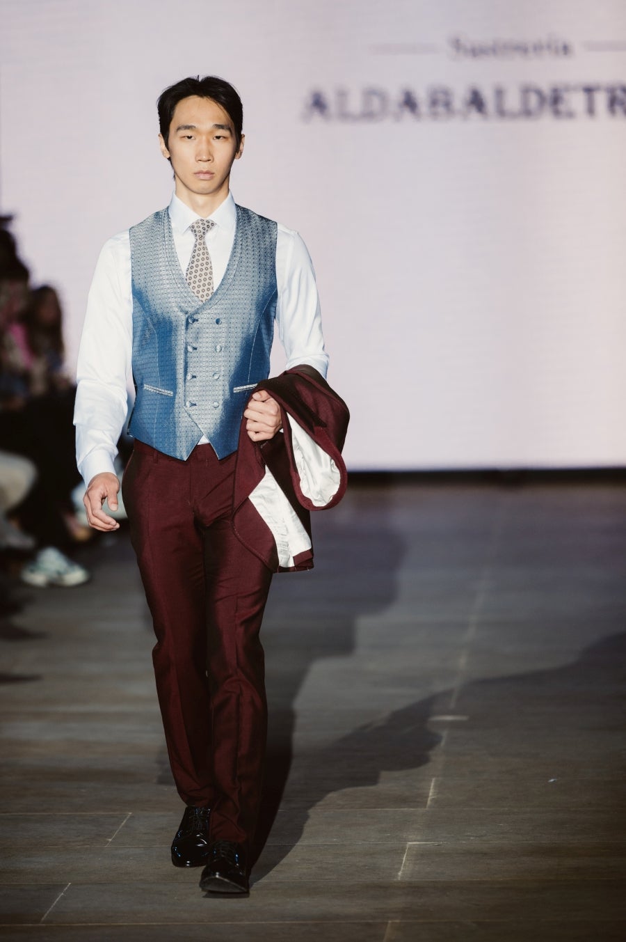 Elegancia sobre la pasarela de la mano de Sastrería Aldabaldetreku