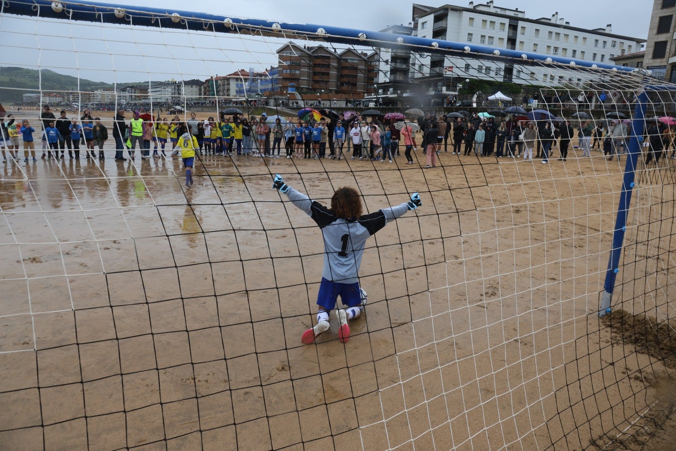 Gran ambiente en las finales del Campeonato de Fútbol Playero de Zarautz