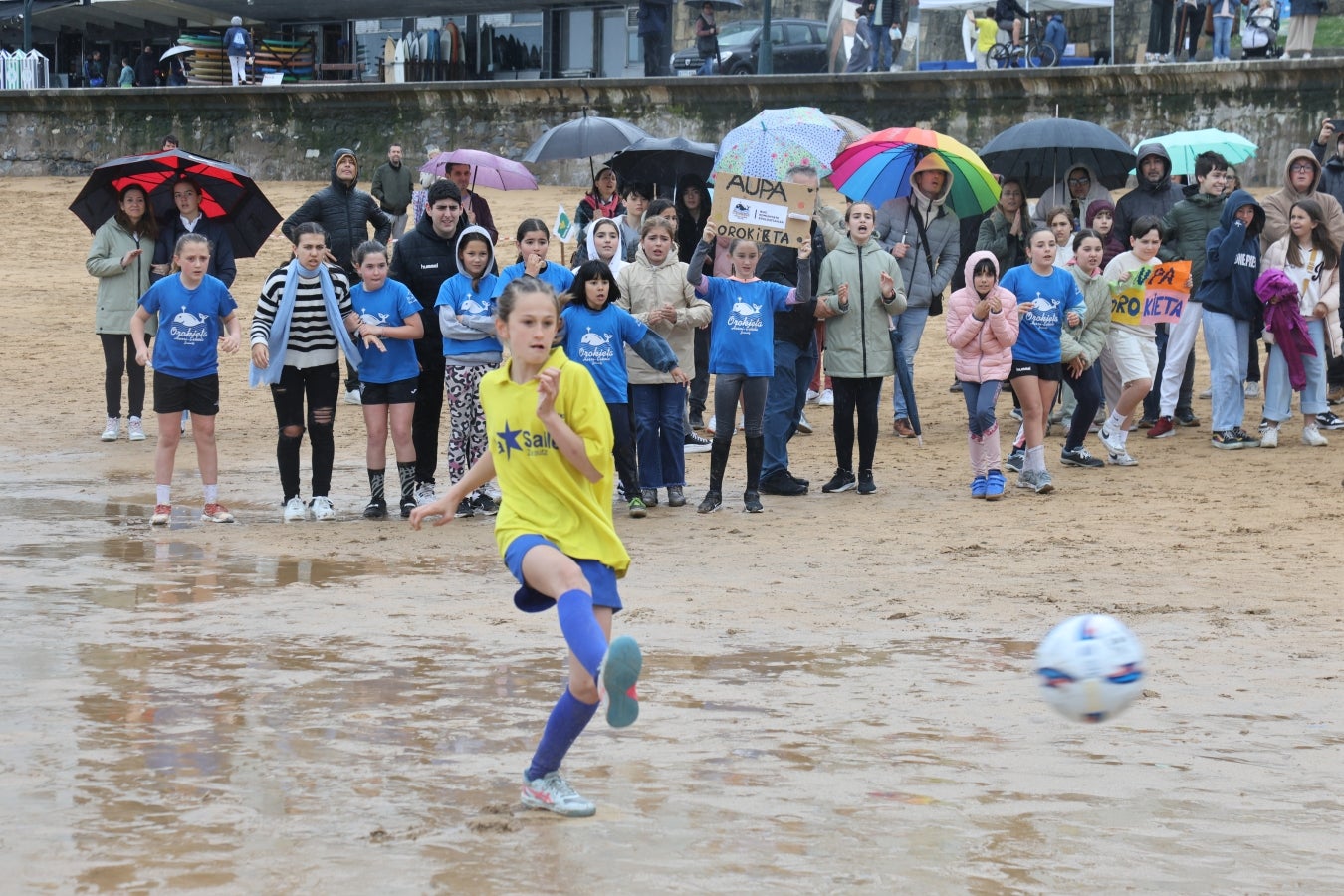 Gran ambiente en las finales del Campeonato de Fútbol Playero de Zarautz