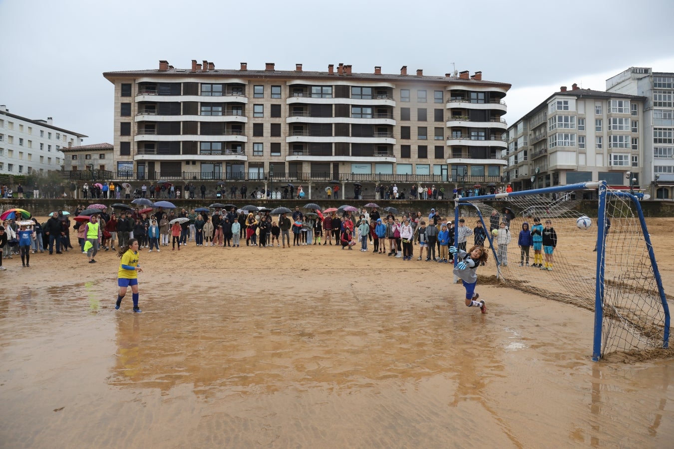 Gran ambiente en las finales del Campeonato de Fútbol Playero de Zarautz