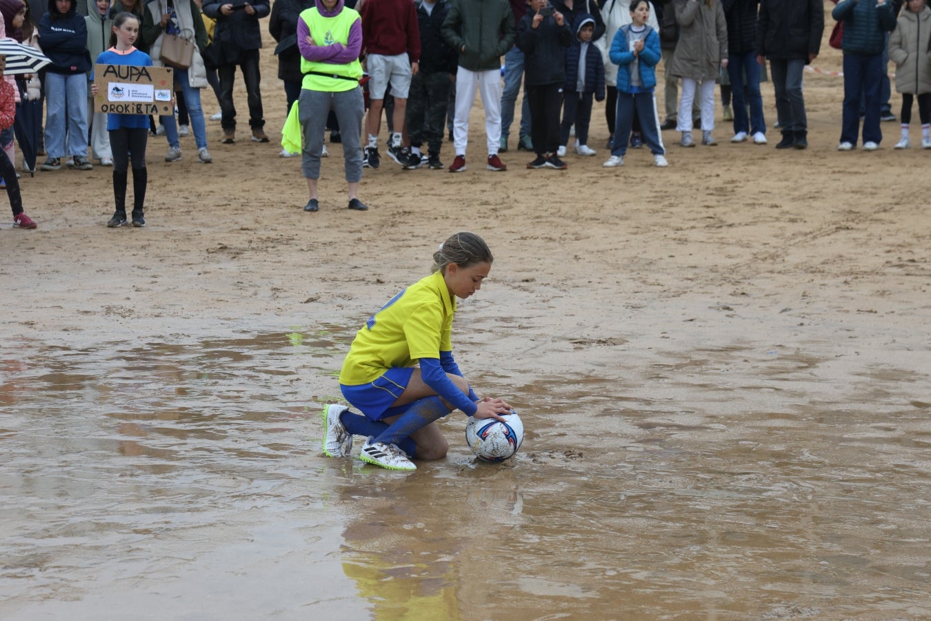 Gran ambiente en las finales del Campeonato de Fútbol Playero de Zarautz