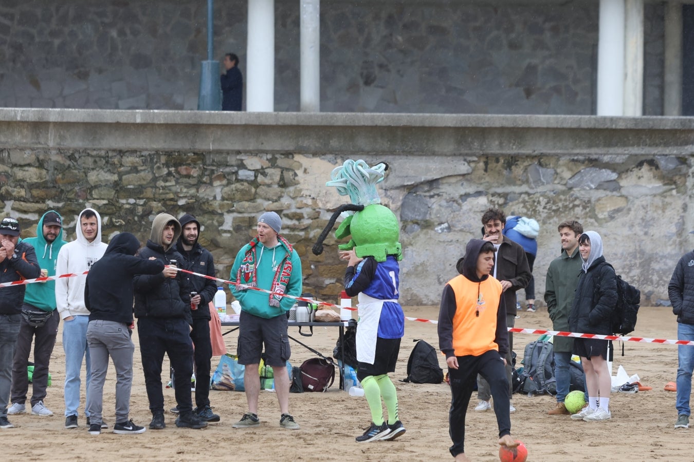 Gran ambiente en las finales del Campeonato de Fútbol Playero de Zarautz