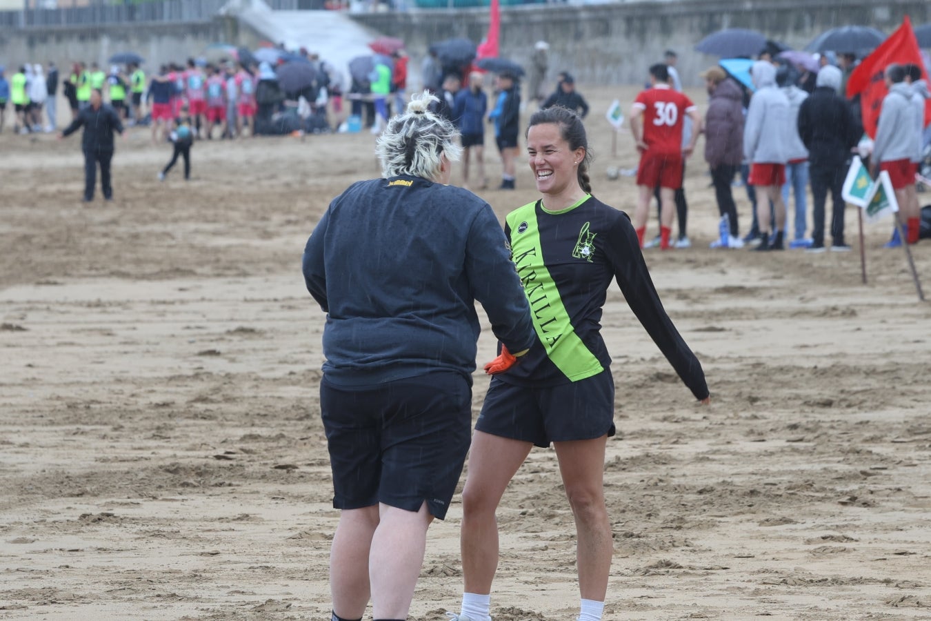 Gran ambiente en las finales del Campeonato de Fútbol Playero de Zarautz