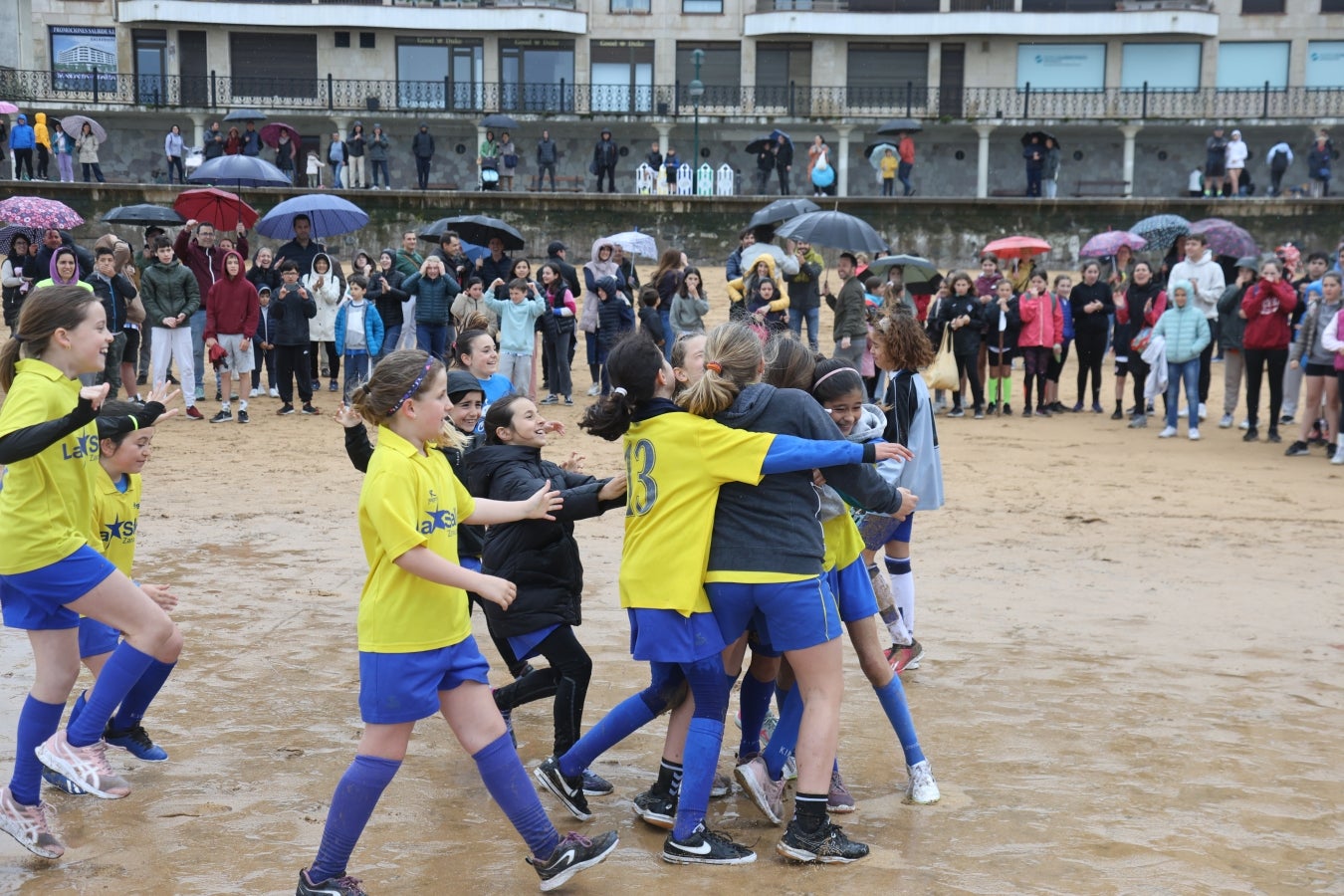 Gran ambiente en las finales del Campeonato de Fútbol Playero de Zarautz